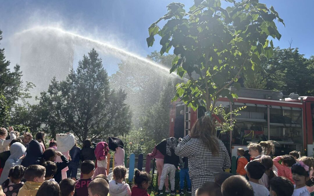 в двора на ДГ „ Космонавт“ се проведе учебна евакуация на служителите и децата за защита при бедствия на тема: „ Пожарна безопасност“