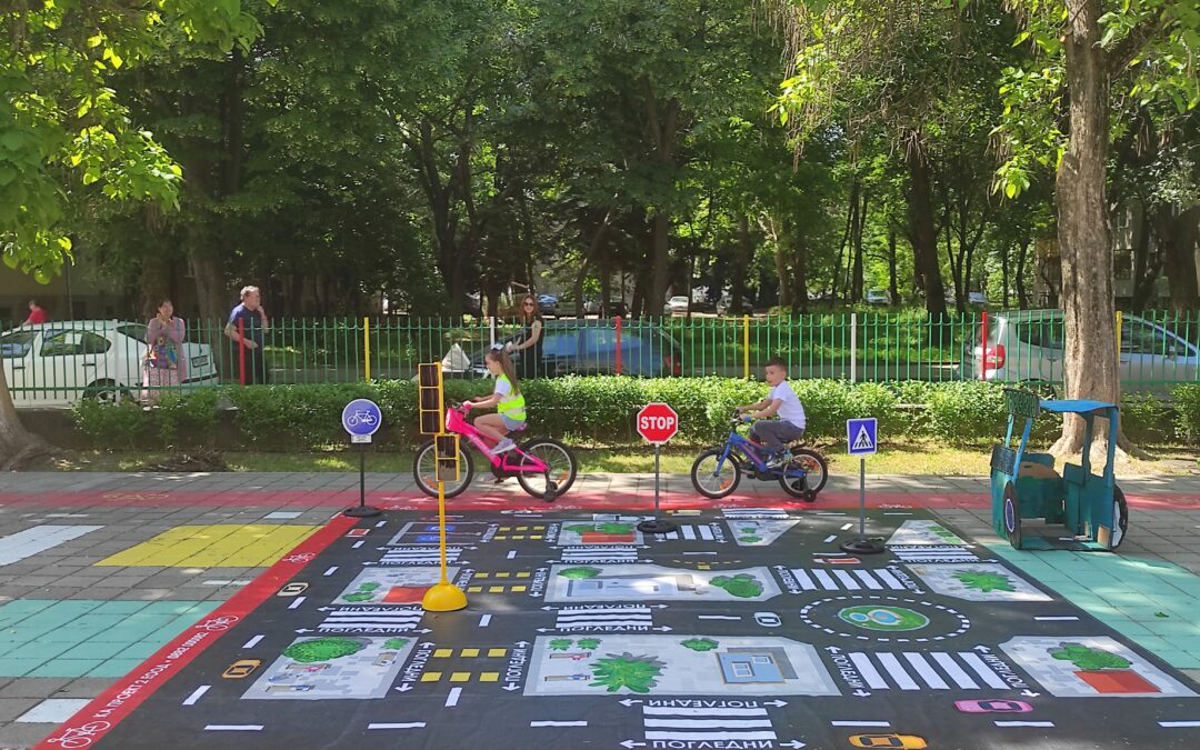 В двора на ДГ „ Космонавт“ се проведе ситуация по безопасност на движението по пътищата /БДП/