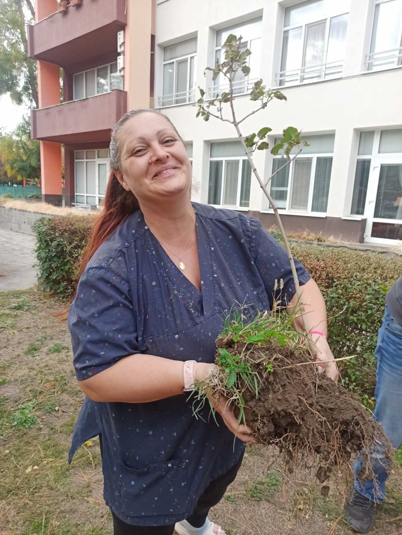 Родител с дръвчето за инициативата на група „Пчеличка“